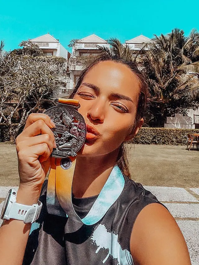 7 Potret Nia Ramadhani Ikut Marathon di Bali, Sepatunya Sampai Jebol