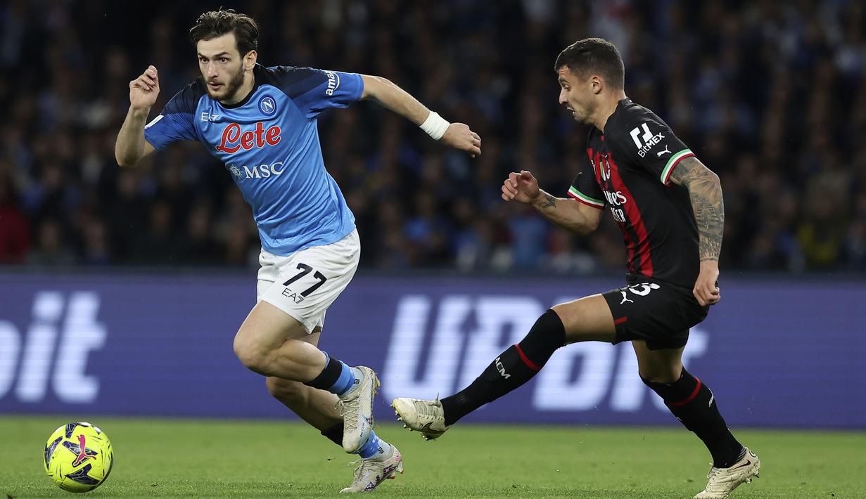 Pemain Napoli, Khvicha Kvaratskhelia menggiring bola dibayangi pemain AC Milan, Rade Krunic pada laga pekan ke-28 Liga Italia 2022/2023 yang berlangsung di Stadio Diego Armando Maradona, Senin (03/04/2023) dini hari WIB. AC Milan menang dengan skor 4-0. (AP Photo/LaPresse/Alessandro Garofalo)