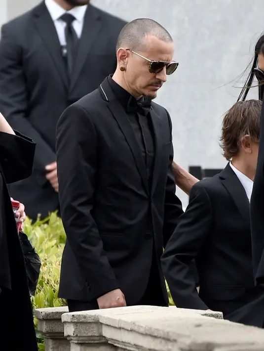 Vokalis Linkin Park, Chester Bennington saat menghadiri pemakaman Chris Cornell di Hollywood Forever Cemetery di Los Angeles, AS (26/5). Chris Cornell dinyatakan meninggal pada pukul 1.30 pagi pada Kamis (18/5/2017). (Photo by Chris Pizzello/Invision/AP)