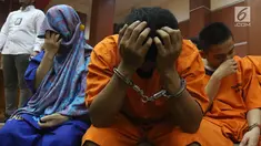 Tersangka jaringan penyelundupan narkoba ditunjukkan saat rilis di Kantor Pusat Bea Cukai, Jakarta, Senin (28/5). Bea Cukai dan BNN berhasil mengungkap jaringan penyelundup 68 kg katinon dan 15.487 butir pil ekstasi. (Liputan6.com/Arya Manggala)