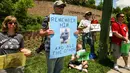 Warga melakukan protes sambil mengenang kematian gorila di lKebun Binatang Cincinnati, Ohio, Senin (30/5). Publik AS marah atas insiden penembakan gorila bernama Harambe untuk menyelamatkan seorang bocah yang jatuh ke kandangnya (REUTERS/William Philpott)