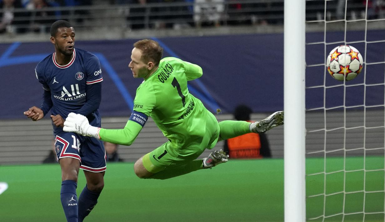 PSG berbalik unggul 2-1 pada menit ke-39. Georginio Wijnaldum mencetak gol keduanya melalui tandukan kepala usai meneruskan umpan dari Marquinhos. (AP/Michael Sohn)