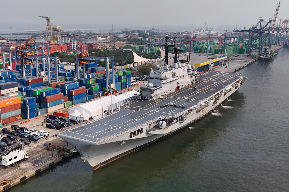 Melihat Kapal Induk Giuseppe Garibaldi Bersandar di Tanjung Priok