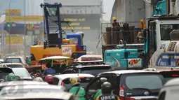 Kepadatan kendaraan karena imbas pembangunan flyover Pancoran di Jalan MT Haryono, Jakarta, Selasa (11/4). Pembangunan flyover ditargetkan rampung pada Desember 2017. (Liputan6.com/Yoppy Renato)