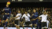 Salah satu aksi pemain sayap Real Madrid Gareth Bale (kiri) pada pertandingan Primera Division melawan Valencia, di Mestalla, Valencia, Minggu (3/1/2016). Laga itu berakhir 2-2. (AFP PHOTO/ JOSE JORDAN)