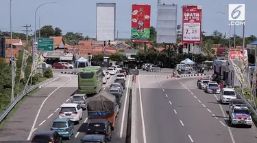 Kepadatan terlihat kembali di pintu keluar tol Brebes Timur. Kendaraan dari arah Jakarta yang menuju Tegal masih memadati jalanan.
