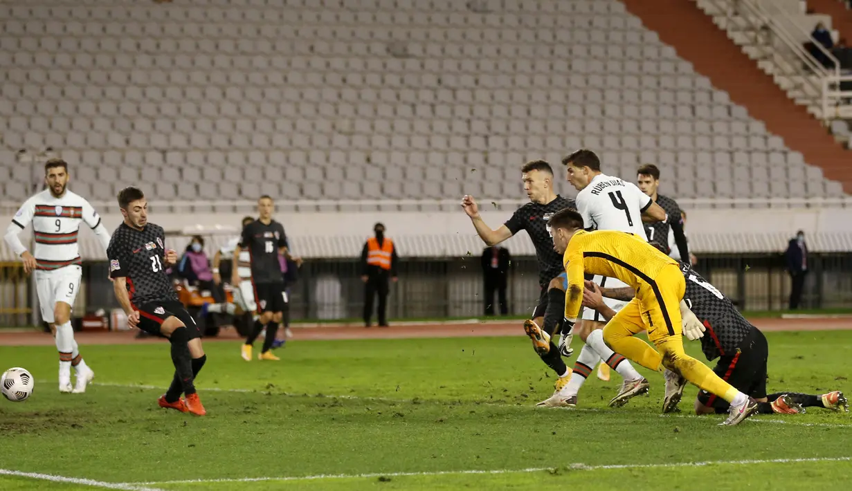 Bek Portugal, Ruben Dias (ketiga kanan) saat mencetak gol ke gawang Kroasia pada pertandingan UEFA Nations League di stadion Poljud di Split, Kroasia, Selasa (17/11/2020). Portugal menang tipis atas Kroasia 3-2. (AP Photo / Darko Bandic)