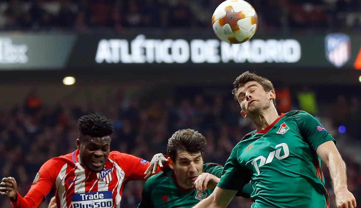 Pemain Lokomotiv Moskow Nemanja Pejcinovic menyundul bola saat melawan Atletico Madrid pada pertandingan Liga Europa leg pertama di stadion Wanda Metropolitano, Madrid (8/3). (AP / Francisco Seco)