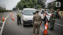 Petugas memeriksa dokumen pengendara yang melintas di check point  penyekataan arus mudik di kawasan Pasar Jumat, Kamis (6/5/2021). Penyekatan dan cek poin dilakukan saat penerapan larangan mudik Lebaran 2021 sebagai upaya pencegahan penularan COVID-19. (Liputan6.com/Faizal Fanani)