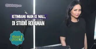 Gita Gutawa tengah asyik bekerja di belakang layar.