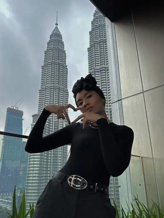 aksen pita juga menympurnakan tampilan turbannya sehingga tampak lebih manis dan bergaya. [Foto: Instagram. Yuna]