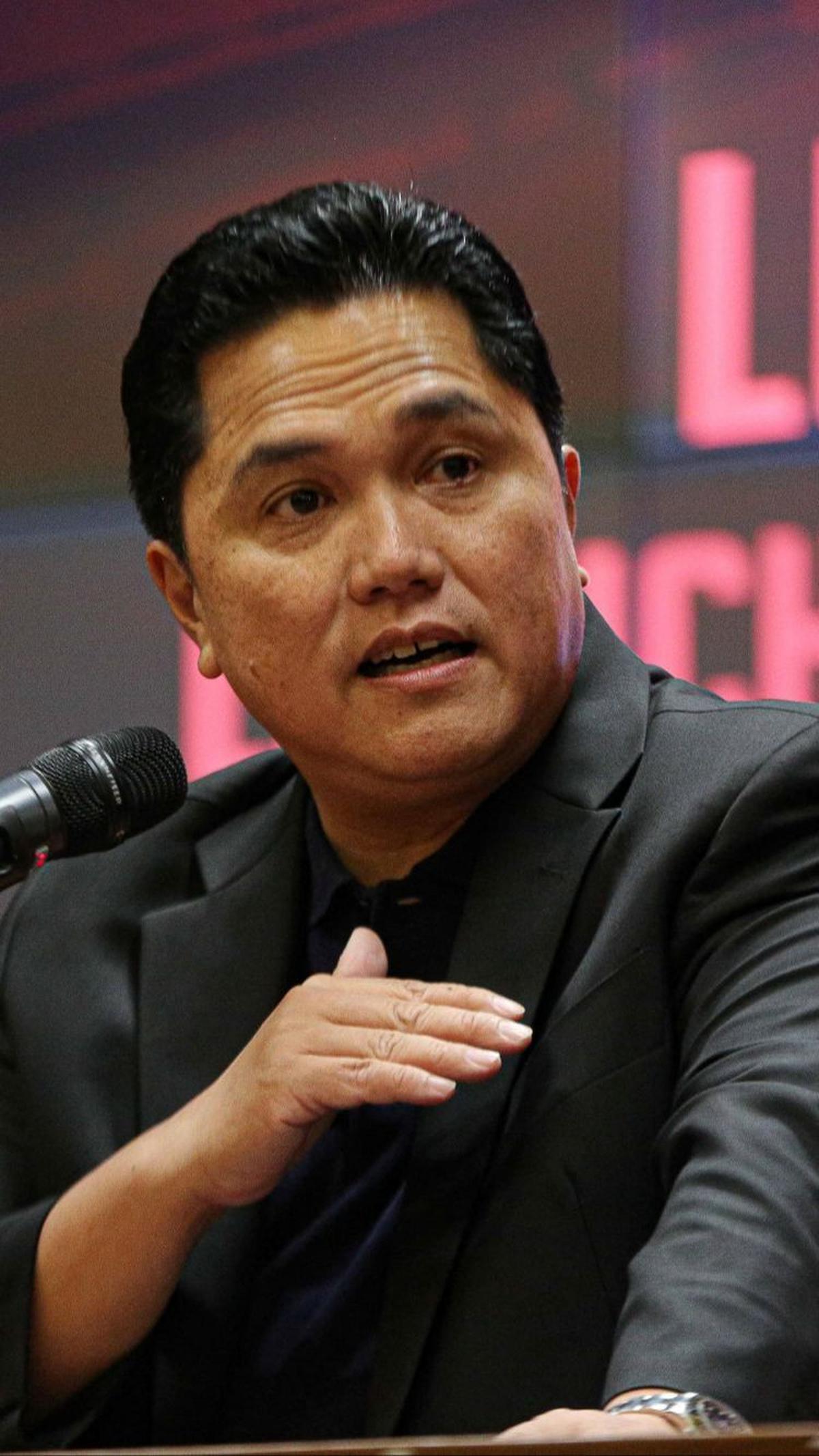Erick kecil pun sering kali menemani sang ibu berjualan baju. "Ini waktu saya temanin, jualannya di Pasar Tebet jual baju. Jadi, saya pernah ikut sama ibu waktu awal-awal sekolah," jelasnya. <br>