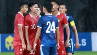 Pemain Timnas Indonesia U-20 bersitegang dengan pemain Guatemala U-20 pada partai uji coba di SUGBK hari Selasa (21/02/2023). (Muhammad Iqbal Ichsan/Bola.com)