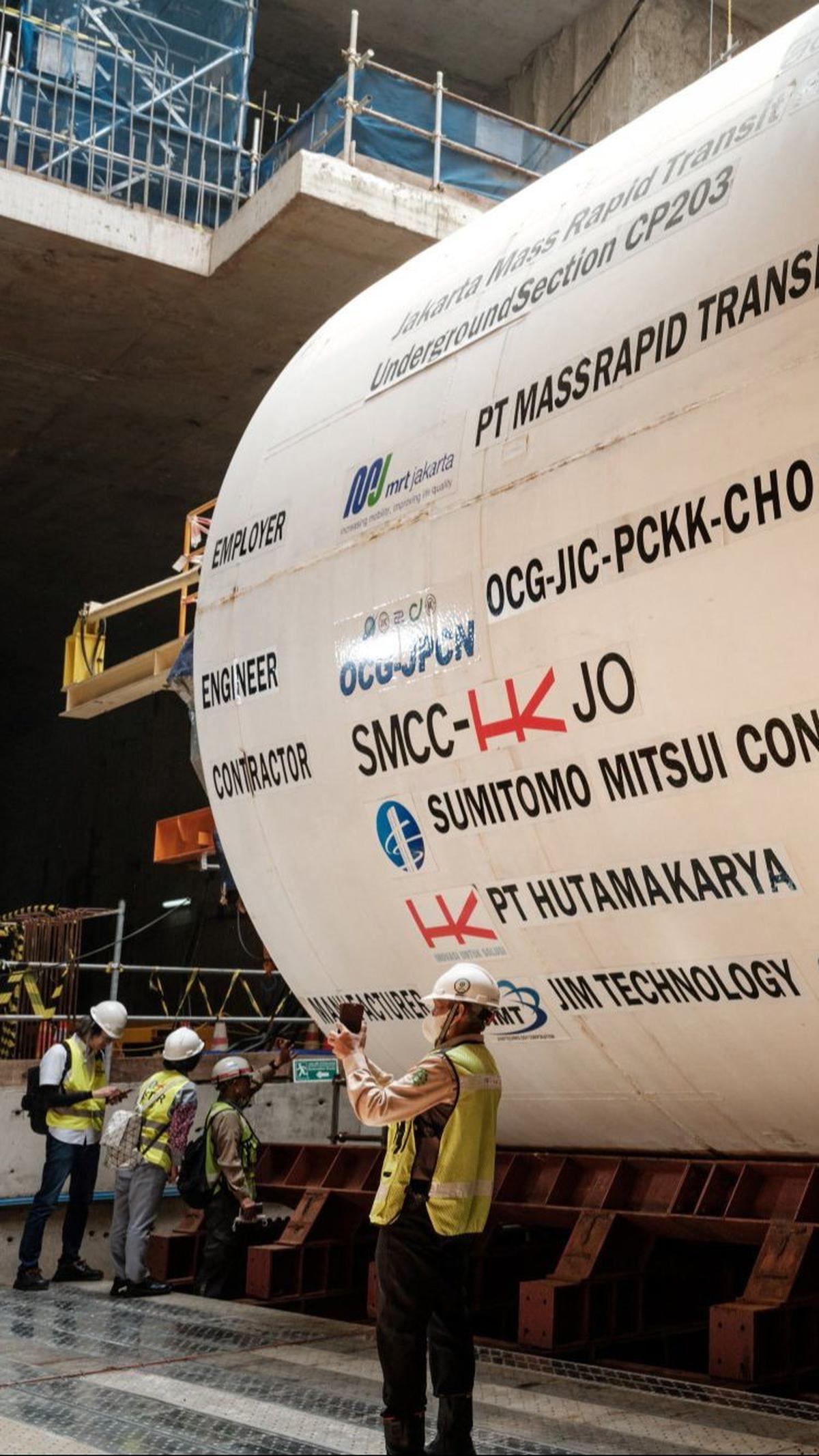Pengerjaan MRT Jakarta Fase 2A saat ini terbagi menjadi beberapa segmen, yaitu segmen satu Bundaran HI-Harmoni yang ditargetkan selesai pada 2027, dan segmen dua Harmoni-Kota yang ditargetkan selesai pada 2029.&nbsp;Foto: Yasuyoshi Chiba/AFP