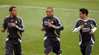 Bek Brasil Marcelo Vieira (Kiri), Roberto Carlos (tengah), dan Cicinho (kanan) berlari selama sesi latihan Real Madrid di Madrid 15 Juni 2007. (PIERRE-PHILIPPE MARCOUPIERRE-PHILIPPE MARCOU/AFP)