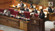 Wakil Ketua DPR Rahmat Gobel (kanan) berpidato pada Rapat DPR RI masa persidangan III tahun sidang 2022-2023 di kompleks parlemen, Senayan, Jakarta, Selasa (10/1/2023). DPR menggelar rapat paripurna perdana pada 2023 usai menjalani masa reses selama tiga minggu. (Liputan6.com/Faizal Fanani)