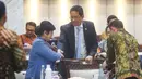 Menkeu Purbaya Yudhi Sadewa berjabat tangan dengan Pejabat Gubernur BI Sementara Destry Damayanti sebelum mengikuti rapat kerja dengan Komisi XI DPR RI terkait asumsi dasar RAPBN 2027 di Kompleks Parlemen, Senayan, Jakarta, Rabu, 2 September 2026. (KLY/ Arie Basuki)