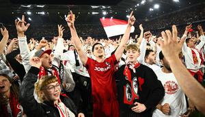 Suka cita menyelimuti para pemain dan pendukung SC Frieburg setelah berhasil lolos ke babak final Liga Europa 2025/2026, Kamis (07/05/2026). (AP Photo/DPA/Philipp von Ditfurth)