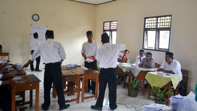 Ilustrasi - Petugas KPPS menghitung perolehan suara dalam Pilkada . (Foto: Liputan6.com/BPBD CLP/Muhamad Ridlo)