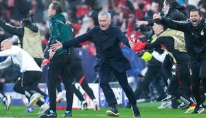 Benfica menciptakan salah satu malam paling bersejarah di Liga Champions musim ini setelah menundukkan Real Madrid dengan skor 4-2, Kamis (29/1/2026) dini hari WIB. Kemenangan dramatis itu memastikan langkah klub Portugal tersebut ke fase play-off, sekaligus menorehkan cerita yang akan dikenang lama di Estadio da Luz. (AP Photo/Armando Franca)