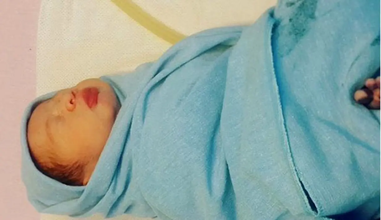 "Alhamdulillah ya Allah.. telah lahir putra pertama kami yang bernama "Alem Isco Zeroun Haub" pukul 07.01 pagi ini dengan berat 2,6 kg dan panjang 49cm.. ❤," tulis aryanifitriana24 sebagai keterangan foto, Senin (3/4/2017). (Instagram/donnymichael)