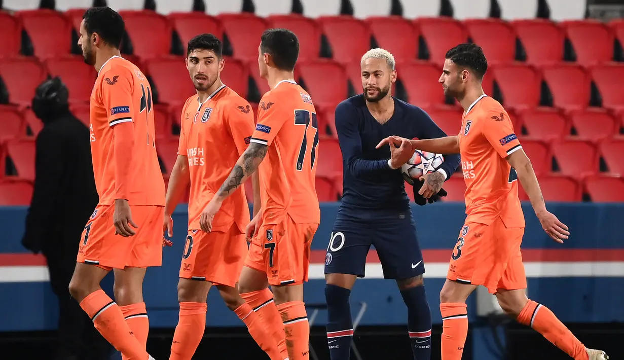 Striker Paris Saint-Germain, Neymar (kedua dari kanan), menyalami para pemain Istanbul Basaksehir usai laga lanjutan Liga Champions 2020/21 Grup H di Parc des Princes Stadium , Paris, Rabu (9/12/2020). PSG menang 5-1 atas Basaksehir. (AFP/Franck Fife)