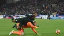 Raheem Sterling menambah keunggulan Manchester City dengan satu gol ke Huddersfield Town pada laga Premier League di John Smith's stadium, Huddersfield, (26/11/2017).  City menang 2-1. (AFP/Oli Scarff)