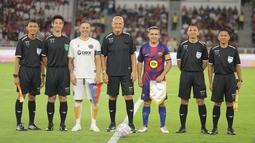 Wasit Pierluigi Collina memimpin laga Clash of Legends antara Barcelona Legends melawan DRX World Legends di Stadion Utama Gelora Bung Karno (SUGBK), Senayan, Jakarta, Sabtu (18/04/2026). (Bola.com/Bagaskara Lazuardi)