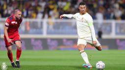 Pemain Al Nassr, Cristiano Ronaldo berusaha mencetak gol ke gawang Damac FC pada laga lanjutan Liga Arab Saudi di Prince Sultan bin Abdulaziz Sports City Stadium, Abha, Arab Saudi, Sabtu (25/2/2023) malam WIB. CR7 berhasil mencetak hattrick pada menit ke-18, 23', dan 44'. (Twitter/@AlNassrFC)
