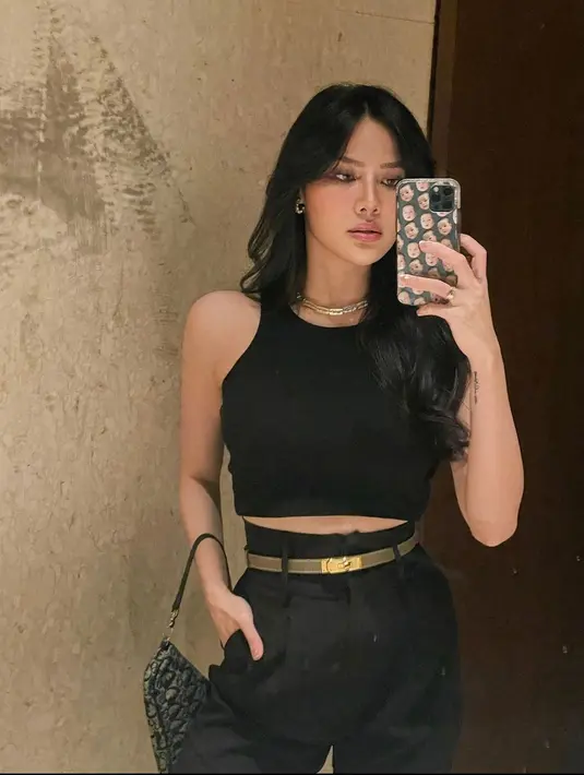 <p>crop top berwarna hitam juga merupakan fashion item yang wajib kamu miliki karena dapat dipasangkan dengan apa saja.&nbsp;(instagram/vinnagracia)</p>