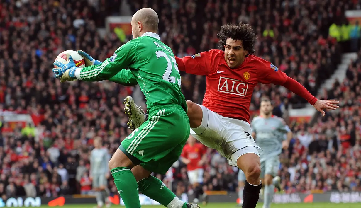 Assist keduanya dibuat saat Liverpool menang 4-1 atas tuan rumah Manchester United di pekan ke-29 Liga Inggris musim 2008/2009 (14/3/2009). Sementara assist ketiganya dibuat di pekan ke-30 di musim yang sama saat menang 5-0 atas tamunya Aston Villa (22/3/2009). (AFP/Andrew Yates)