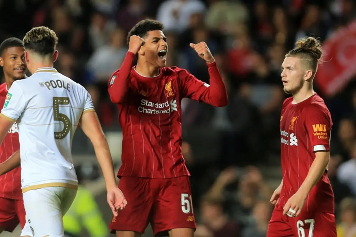 Bek kanan Liverpool, Ki-Jana Hoever.