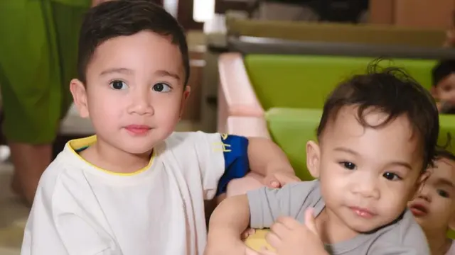 Potret Rafathar dan Rayyanza Sambangi Panti Asuhan Bali, Dapat Sambutan Hangat (credit: https://www.instagram.com/raffinagita1717/).