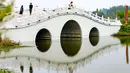 Orang-orang mengunjungi sebuah taman ekologi di Wilayah Cixian, Provinsi Hebei, China, pada 24 September 2020. Dalam beberapa tahun terakhir, Cixian berupaya menyempurnakan pengelolaan sungai dan restorasi ekologi untuk meningkatkan kualitas sistem perairan di wilayah tersebut. (Xinhua/Wang Xiao)