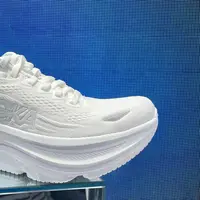 HOKA meluncurkan koleksi terbaru, Bondi 9, yang dirancang untuk memberikan kenyamanan maksimal dalam setiap langkah. [Fimela/Hilda Irach].