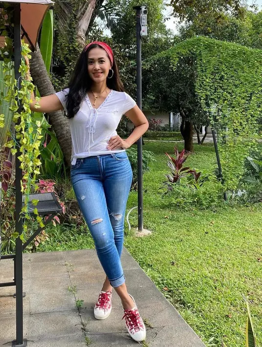 Santai di rumah, Diah memadukan blouse putih dengan ripped jeans dan sneakers. Aksesori berupa bandana dan anting-anting pun mempermanis tampilannya. (Instagram/dps_diahpermatasari).