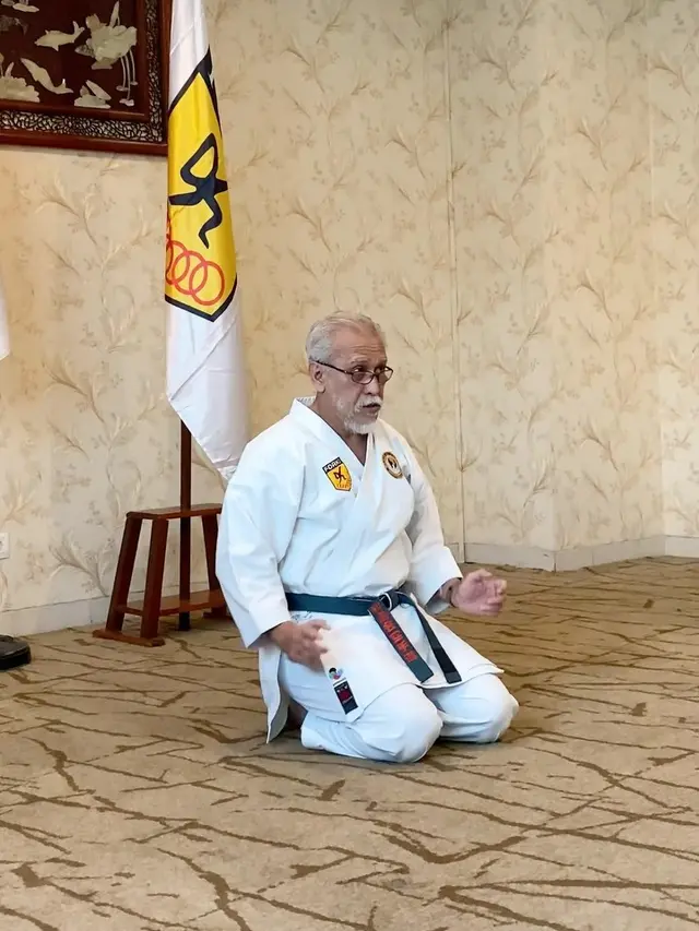 Jadi Rutinitas Sebelum Konser, Ini 8 Potret Iwan Fals Latihan Karate
