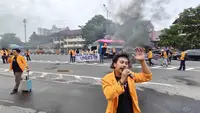 Mahasiswa UNM Demo Tolak Plh Rektor dari Unhas, Ricuh Saat Adang Mobil Sekjen Kemendikti