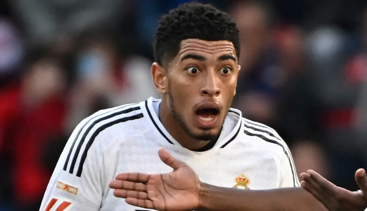 Pemain Real Madrid, Jude Bellingham, tampak kaget ketika wasit mengusirnya dari lapangan saat pertandingan melawan Osasuna pada laga Liga Spanyol, di Stadion El Sadar, Sabtu (15/2/2025). (AFP/Ander Gillenea)