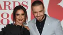 Cheryl Cole didampingi Liam Payne membawa mawar putih di karpet merah BRIT Awards 2018, London, Rabu (21/2). Brit Awards dihiasi mawar putih sebagai lambang solidaritas melawan pelecehan seksual yang ramai di industri hiburan (Vianney Le Caer/Invision/AP)