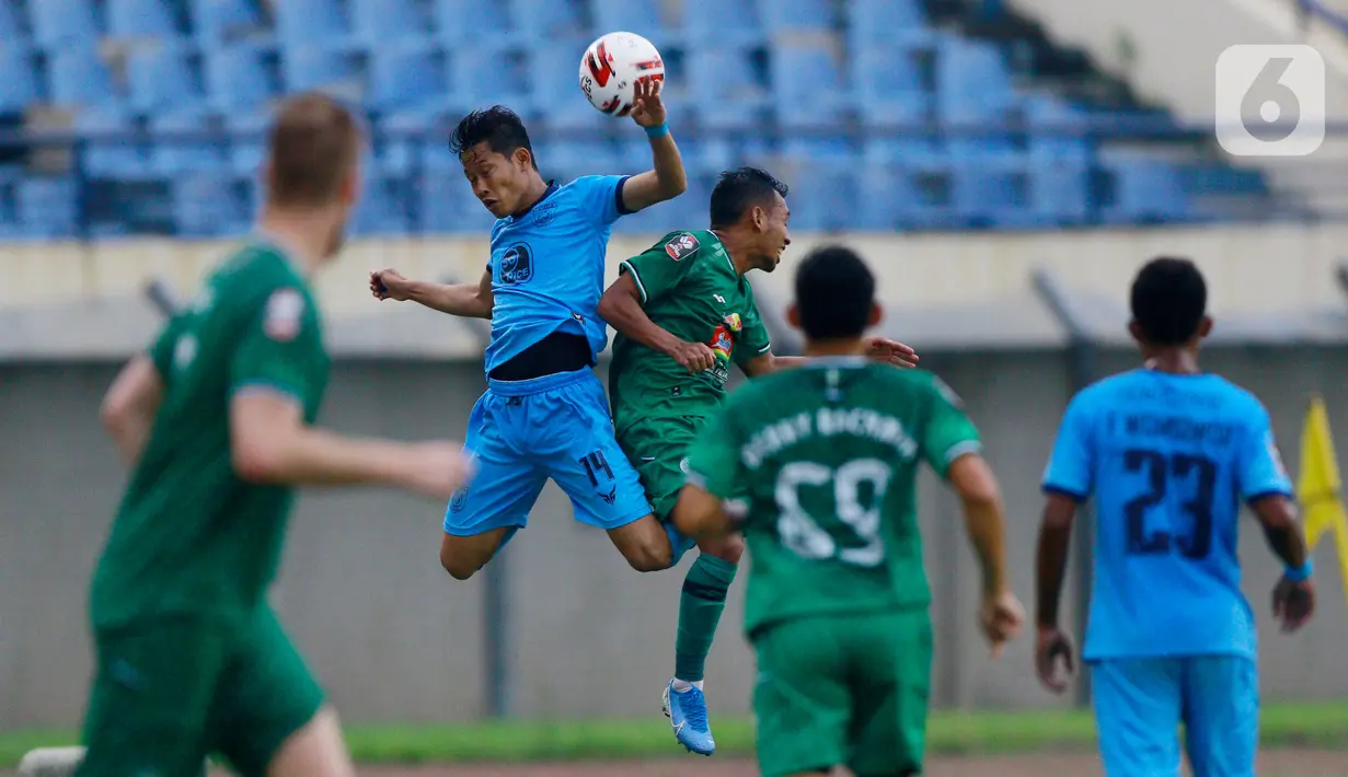 Pemain PSS Sleman, Irfan Jaya (kanan), duel udara dengan Persela Lamongan, Birul Walidain pada laga Piala Menpora 2021 di Stadion Si Jalak Harupat, Bandung, Minggu (28/3/2021). PSS Sleman bermain imbang atas Persela Lamongan 0-0. (Bola.com/M Iqbal Ichsan)