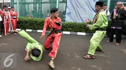 Jawara palang pintu beraksi saat menyambut kedatangan Menkumham Yasona Laoly di Lapas Klas IIA Cipinang, Jakarta, Senin (15/8). Kedatangan Yasonna untuk membuka peringatan  HUT RI ke-71 di Lapas Cipinang. (Liputan6.com/Yoppy Renato)