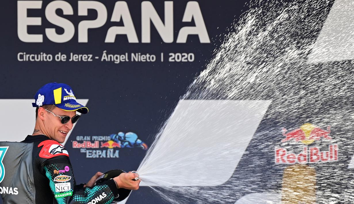 Pembalap tim satelit Petronas Yamaha, Fabio Quartararo, merayakan kemenangan usai menjuarai MotoGP 2020 di Sirkuit Jerez, Spanyol, Minggu (19/7/2020). Quartararo berhasil finis di posisi pertama dengan catatan waktu 41 menit 23,796 detik. (AFP/Javier Soriano)