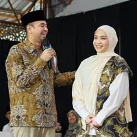Nagita Slavina di awal tahun 2026 ini tampil berbeda saat mendampingi Raffi Ahmad. Ia tampil dengan kerudung pashmina warna yellow butter. [@raffinagita1717]