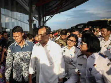 Menteri Perhubungan Budi Karya meninjau penumpang  terminal terpadu Pulogebang, Jakarta, Rabu (28/12). Perbaikan fasilitas di Terminal Pulogebang, Jakarta Timur hingga kini sudah mencapai 90 persen. (Liputan6.com/Faizal Fanani)