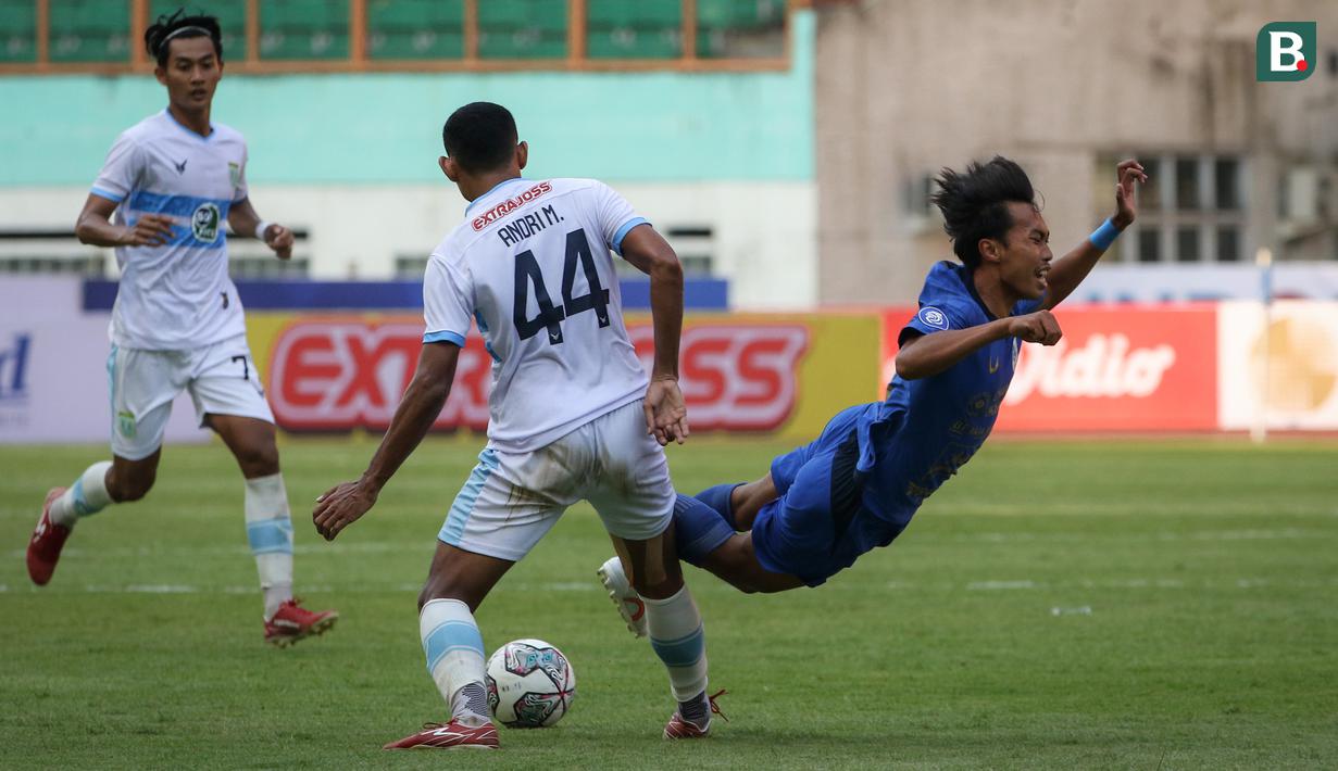 Bek PSIS Semarang, Riyan Ardiansyah (kanan) berebut bola dengan bek Persela Lamongan, Andri Muladi dalam laga pekan pertama BRI Liga 1 2021/2022 di Stadion Wibawa Mukti, Cikarang, Sabtu (04/09/2021). (Bola.com/Bagaskara Lazuardi)
