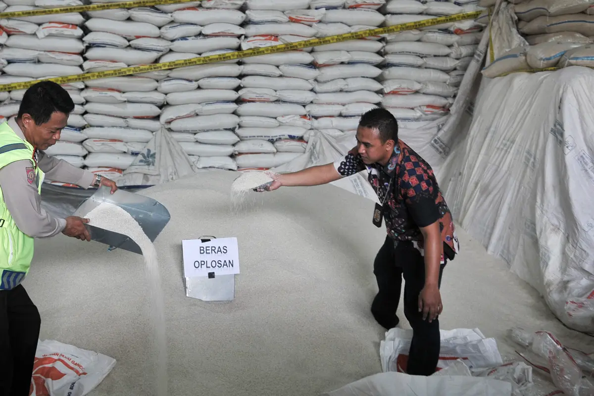 20161007-Bareskrim Polri Ungkap Gudang Mafia Beras Oplosan-Jakarta