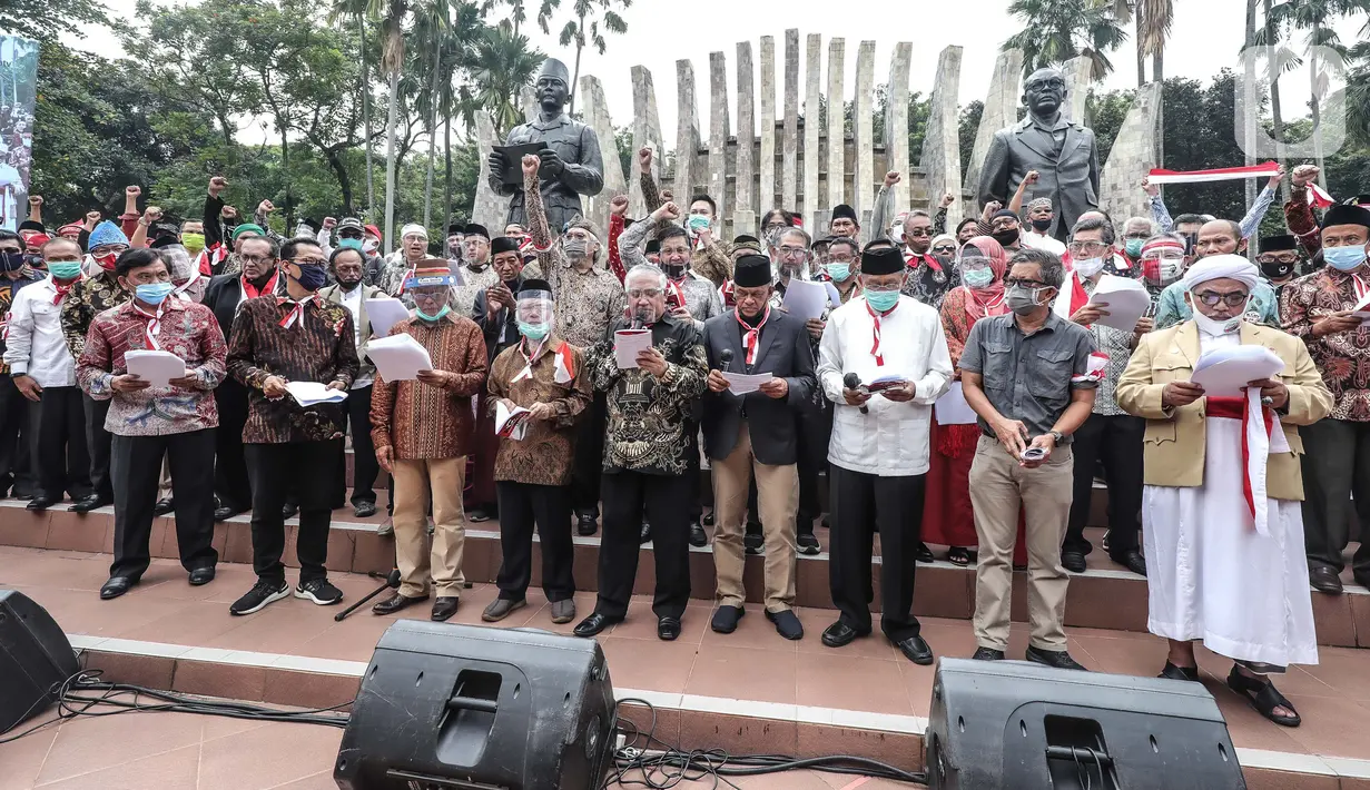 Deklarator membacakan hasil maklumat deklarasi Koalisi Aksi Menyelamatkan Indonesia (KAMI) di Tugu Proklamasi, Jakarta, Selasa (18/8/2020). Dalam deklarasi ini sejumlah tokoh hadir dan ikut menjadi deklarator maklumat menyelamatkan Indonesia. (Liputan6.com/Faizal Fanani)