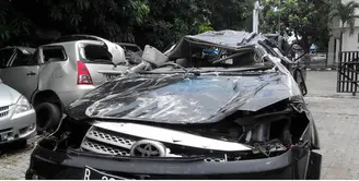 Sebuah Fortuner bernomor polisi B 201 RFD menabrak pengendara motor di Km 15 Jalan Daan Mogot, Jakarta Barat. Empat orang tewas dalam kecelakaan maut tersebut.