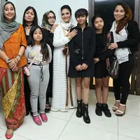 "Saya belum pernah mandiin jenazah, kecuali ibu saya ya. Sekarang Yana," tutur Ayu Azhari. (Bambang E.Ros/Bintang.com)